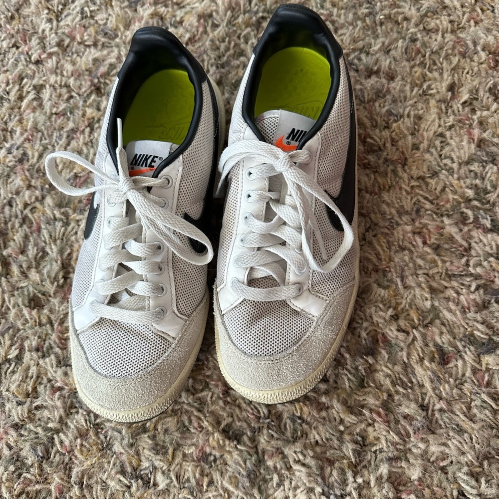 Nike White and Black Sneakers